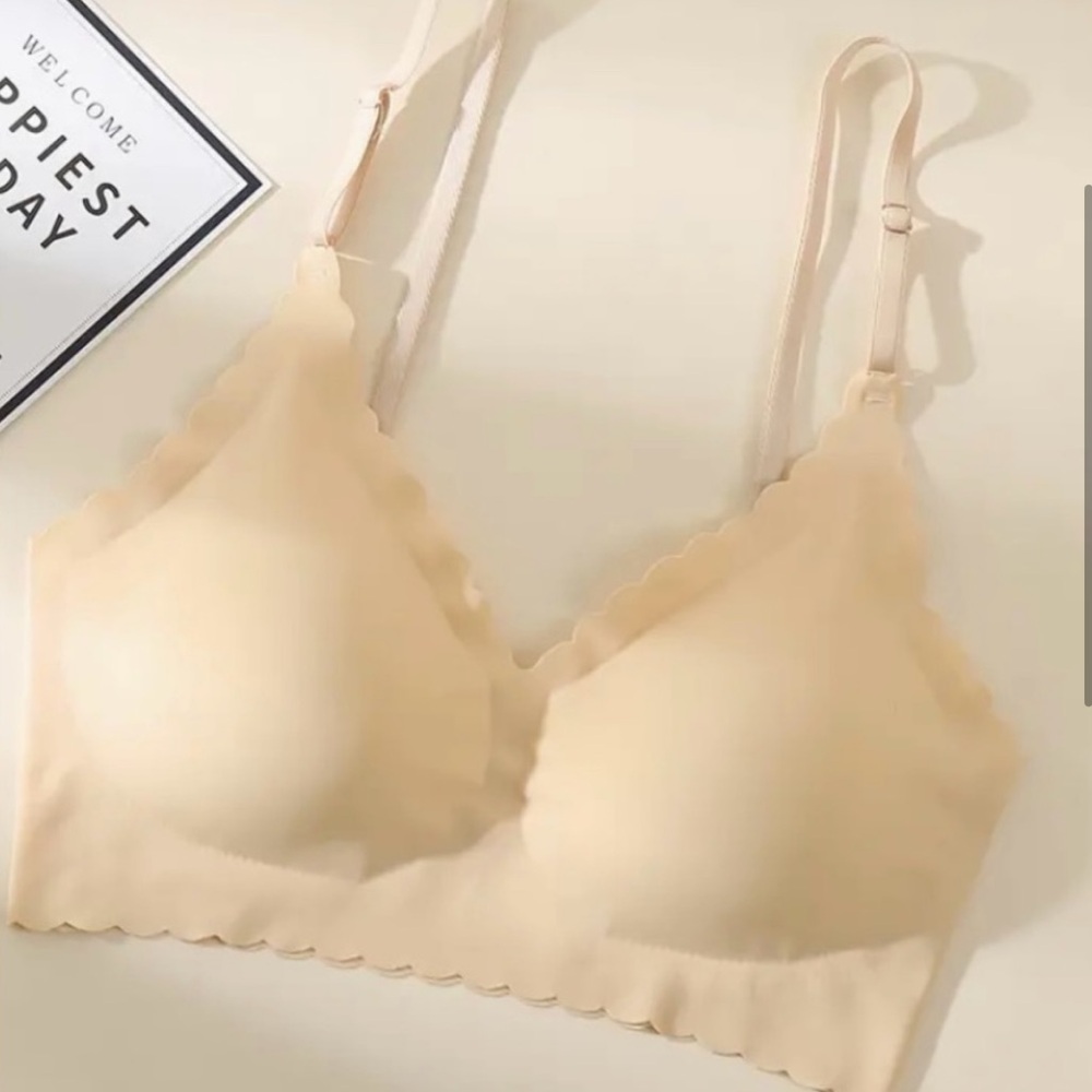 NWT Scallop Trim Wireless Bra
Comfy, Breathable Full Coverage - Picture 3 of 7